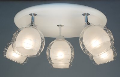 Citilux CL158161 Люстра Citilux CL158161 ЛюстраПоворотные<br>Компания «Светодом» предлагает широкий ассортимент люстр от известных производителей. Представленные в нашем каталоге товары выполнены из современных материалов и обладают отличным качеством. Благодаря широкому ассортименту Вы сможете найти у нас люстру под любой интерьер. Мы предлагаем как классические варианты, так и современные модели, отличающиеся лаконичностью и простотой форм. Стильная люстра Citilux CL158161 станет украшением любого дома. Эта модель от известного производителя не оставит равнодушным ценителей красивых и оригинальных предметов интерьера. Люстра Citilux CL158161 обеспечит равномерное распределение света по всей комнате. При выборе обратите внимание на характеристики, позволяющие приобрести наиболее подходящую модель. Купить понравившуюся люстру по доступной цене Вы можете в интернет-магазине «Светодом». Мы предлагаем доставку не только по Москве и Екатеринбурге, но и по всей России.<br><br>Установка на натяжной потолок: Ограничено<br>S освещ. до, м2: 30<br>Крепление: Планка<br>Тип товара: Люстра<br>Тип лампы: накаливания / энергосбережения / LED-светодиодная<br>Тип цоколя: E27<br>Количество ламп: 6<br>MAX мощность ламп, Вт: 75<br>Диаметр, мм мм: 510<br>Размеры: Диаметр 55 см. Высота 22,5 см.<br>Высота, мм: 230<br>Поверхность арматуры: глянцевый<br>Цвет арматуры: серебристый