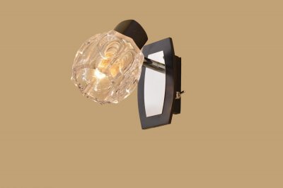 Citilux Ровер CL530511 Светильник поворотный спот Citilux Ровер CL530511 Светильник поворотный спотОдиночные<br>Светильники-споты – это оригинальные изделия с современным дизайном. Они позволяют не ограничивать свою фантазию при выборе освещения для интерьера. Такие модели обеспечивают достаточно качественный свет. Благодаря компактным размерам Вы можете использовать несколько спотов для одного помещения. Интернет-магазин «Светодом» предлагает необычный светильник-спот Citilux CL530511 по привлекательной цене. Эта модель станет отличным дополнением к люстре, выполненной в том же стиле. Перед оформлением заказа изучите характеристики изделия. Купить светильник-спот Citilux CL530511 в нашем онлайн-магазине Вы можете либо с помощью формы на сайте, либо по указанным выше телефонам. Обратите внимание, что у нас склады не только в Москве и Екатеринбурге, но и других городах России.<br><br>S освещ. до, м2: 4<br>Тип лампы: накал-я - энергосбер-я<br>Тип цоколя: E14<br>Количество ламп: 1<br>Ширина, мм: 110<br>MAX мощность ламп, Вт: 60<br>Размеры: Основание 7х12см, Размер головки 11см, с выключателем<br>Длина, мм: 140<br>Высота, мм: 120<br>Поверхность арматуры: глянцевый<br>Оттенок (цвет): под дерево<br>Цвет арматуры: серебристый хром, венге
