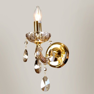 Светильник Favourite 1650-1W Светильник Favourite 1650-1WХрустальные<br><br><br>Тип лампы: Накаливания / энергосбережения / светодиодная<br>Тип цоколя: E14<br>Количество ламп: 1<br>MAX мощность ламп, Вт: 40<br>Размеры: W110*D190*H210<br>Цвет арматуры: Золотой