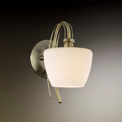 Светильник Odeon Light 2057/1W Vesto бронза Светильник Odeon Light 2057/1W Vesto бронзаКлассические<br>Светильник ODEON VESTO будет вашим удачным решением при световом оформлении зон интерьера. В нем идеально сочетаются романтичный изящный плафон, выполненный в виде белого цветка и строгое классическое настенное крепление. Материал плафона – белое стекло, благодаря чему свет становится мягким, не раздражает глаза и освещает именно тот участок интерьера, который вам необходимо выделить и подчеркнуть. Сочетание разных стилей в этом светильнике позволяет поместить его в любое пространство.<br><br>S освещ. до, м2: 2<br>Тип лампы: накаливания / энергосбережения / LED-светодиодная<br>Тип цоколя: E14<br>Количество ламп: 1<br>Ширина, мм: 229<br>MAX мощность ламп, Вт: 40<br>Расстояние от стены, мм: 229<br>Высота, мм: 250<br>Цвет арматуры: бронзовый