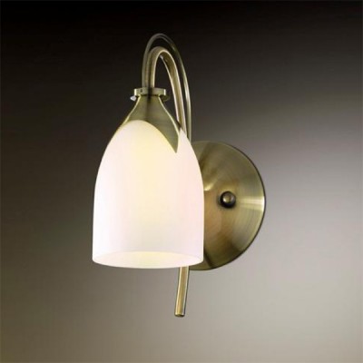 Светильник Odeon Light 2079/1W Risto бронза Светильник Odeon Light 2079/1W Risto бронзаКлассика<br>Этот светильник благодаря своей классической форме и сочетанию белого и бронзового цветов, впишется в любой интерьер. Кроме того, его можно закрепить широкой частью плафона как вниз, что показано на изображении, так и вверх, и он будет смотреться одинаково красиво! Свет из-за формы плафона одновременно является направленным, и, благодаря матовому белому покрытию, рассеянным и мягким, то есть равномерно освещает всю необходимую зону.<br><br>S освещ. до, м2: 2<br>Тип лампы: накаливания / энергосбережения / LED-светодиодная<br>Тип цоколя: E14<br>Количество ламп: 1<br>Ширина, мм: 203<br>MAX мощность ламп, Вт: 40<br>Расстояние от стены, мм: 203<br>Высота, мм: 264<br>Цвет арматуры: бронзовый