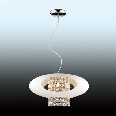Люстра Odeon light 2604/4 Люстра Odeon light 2604/4Подвесные<br>Подвесной светильник Odeon light 2604/4 всегда будет находиться в центре внимания и привлекать к себе восторженные взгляды Ваших гостей! В нем гармонично и эффектно сочетаются современная, стильная конструкция и известный в течение уже нескольких веков хрусталь. «Лаконичные», «четкие» линии и отсутствие «утяжеляющих» декоративных элементов делают люстру идеально подходящей к интерьеру в стиле «хай-тек». Наиболее оптимально и функционально она «впишется» в комнату площадью до 11 кв.м. и высоким потолком. Чтобы интерьер выглядел по-дизайнерски «профессиональным» и уютным, рекомендуем дополнительно использовать настенные бра и настольную лампу из этой же серии.<br><br>Установка на натяжной потолок: Да<br>S освещ. до, м2: 11<br>Крепление: Планка<br>Тип цоколя: G9<br>Количество ламп: 4<br>MAX мощность ламп, Вт: 40<br>Диаметр, мм мм: 450<br>Высота, мм: 1470<br>Оттенок (цвет): белый<br>Цвет арматуры: серебристый