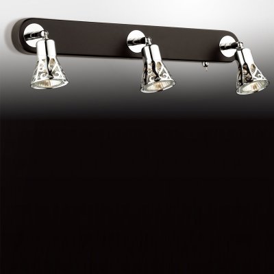 Светильник Odeon light 2612/3W Светильник Odeon light 2612/3WТройные<br>Светильники-споты – это оригинальные изделия с современным дизайном. Они позволяют не ограничивать свою фантазию при выборе освещения для интерьера. Такие модели обеспечивают достаточно качественный свет. Благодаря компактным размерам Вы можете использовать несколько спотов для одного помещения. Интернет-магазин «Светодом» предлагает необычный светильник-спот Odeon light 2612/3W по привлекательной цене. Эта модель станет отличным дополнением к люстре, выполненной в том же стиле. Перед оформлением заказа изучите характеристики изделия. Купить светильник-спот Odeon light 2612/3W в нашем онлайн-магазине Вы можете либо с помощью формы на сайте, либо по указанным выше телефонам. Обратите внимание, что у нас склады не только в Москве и Екатеринбурге, но и других городах России.<br><br>S освещ. до, м2: 10<br>Тип цоколя: GU10<br>Количество ламп: 3<br>MAX мощность ламп, Вт: 50<br>Длина, мм: 460<br>Высота, мм: 125<br>Цвет арматуры: серебристый