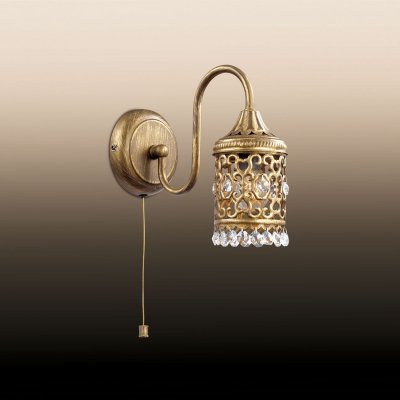 Светильник Odeon light 2641/1W Светильник Odeon light 2641/1WВосточный стиль<br>Восточный стиль в освещении благороден, роскошен и отличается богатым убранством деталей. Тому подтверждение изысканное настенное бра Odeon light 2641/1W. Достаточно только посмотреть на художественную резку по металлу бронзового мерцания, из которого составлена узорчатая конструкция итальянского шедевра. Корпус представляет собой единение каждой части изделия: основание бра Odeon light 2641/1W мягким изгибом переходит в стилизованный «шатёр» света, украшенный переливающимися каменьями в форме крупных гранул и капель. Это настоящее сокровище для Вашего интерьера, отдельный элемент благородной роскоши в восточном обрамлении, отвечающем за необходимые лоск и престиж дома.<br><br>S освещ. до, м2: 3<br>Тип цоколя: E14<br>Количество ламп: 1<br>Ширина, мм: 103<br>MAX мощность ламп, Вт: 40<br>Высота, мм: 200<br>Цвет арматуры: бронзовый