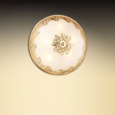 Светильник Odeon light 2676/5C Светильник Odeon light 2676/5CКруглые<br>Универсальная конструкция настенно-потолочного светильника Odeon light 2676/5C является его отличительной особенностью по сравнению с другими осветительными приборами - благодаря ей он прекрасно смотрится и в качестве потолочной люстры и в качестве настенного бра. Элегантное и гармоничное сочетание круглой формы, золотого и белого оттенка с «растительным» рисунком на плафоне идеально подходит к интерьеру в стиле «классика» и «флористика». Пять ламп создают мягкое и приятное для зрения освещение на площади до 14 кв.м. Благодаря «цельному» плафону, светильник легко очистить от загрязнений – достаточно протереть поверхность влажной салфеткой, поэтому его можно смело использовать даже на кухне.<br><br>S освещ. до, м2: 14<br>Тип цоколя: G9<br>Количество ламп: 5<br>MAX мощность ламп, Вт: 40<br>Диаметр, мм мм: 335<br>Высота, мм: 120<br>Оттенок (цвет): белый<br>Цвет арматуры: золотой