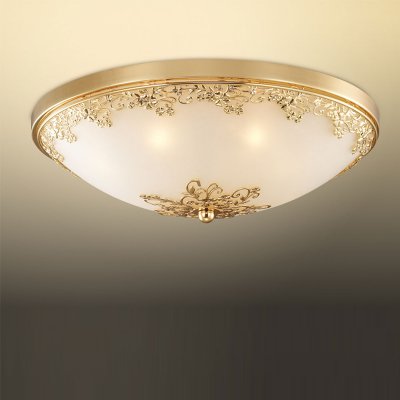 Светильник Odeon light 2676/7C Светильник Odeon light 2676/7CКруглые<br>Универсальная конструкция настенно-потолочного светильника Odeon light 2676/7C является его отличительной особенностью по сравнению с другими осветительными приборами - благодаря ей он прекрасно смотрится и в качестве потолочной люстры и в качестве настенного бра. Элегантное и гармоничное сочетание круглой формы, золотого и белого оттенка с «растительным» рисунком на плафоне идеально подходит к интерьеру в стиле «классика» и «флористика». Семь ламп создают мягкое и приятное для зрения освещение на площади до 19 кв.м., поэтому наиболее функционально светильник будет выглядеть в качестве потолочного источника света. «Цельный» плафон без декоративных элементов легко очистить от загрязнений – достаточно протереть поверхность влажной салфеткой, поэтому его можно смело использовать даже на кухне.<br><br>S освещ. до, м2: 19<br>Тип цоколя: G9<br>Количество ламп: 7<br>MAX мощность ламп, Вт: 40<br>Диаметр, мм мм: 400<br>Высота, мм: 170<br>Оттенок (цвет): белый<br>Цвет арматуры: золотой