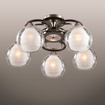 Люстра odeon light 2774/5C VESONTO Люстра odeon light 2774/5C VESONTOПотолочные<br>Компания «Светодом» предлагает широкий ассортимент люстр от известных производителей. Представленные в нашем каталоге товары выполнены из современных материалов и обладают отличным качеством. Благодаря широкому ассортименту Вы сможете найти у нас люстру под любой интерьер. Мы предлагаем как классические варианты, так и современные модели, отличающиеся лаконичностью и простотой форм. Стильная люстра Odeon light 2774/5C станет украшением любого дома. Эта модель от известного производителя не оставит равнодушным ценителей красивых и оригинальных предметов интерьера. Люстра Odeon light 2774/5C обеспечит равномерное распределение света по всей комнате. При выборе обратите внимание на характеристики, позволяющие приобрести наиболее подходящую модель. Купить понравившуюся люстру по доступной цене Вы можете в интернет-магазине «Светодом».<br><br>Установка на натяжной потолок: Да<br>S освещ. до, м2: 20<br>Крепление: Планка<br>Тип лампы: накаливания / энергосбережения / LED-светодиодная<br>Тип цоколя: E27<br>Количество ламп: 5<br>MAX мощность ламп, Вт: 60<br>Диаметр, мм мм: 580<br>Высота, мм: 278<br>Цвет арматуры: черный