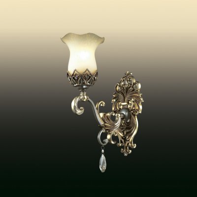 Подвесной светильник odeon light 2802/1W SAFIRA Подвесной светильник odeon light 2802/1W SAFIRAКлассические<br>Классика – вот, что рождает истинно превосходные интерьеры, в частности и в вопросах освещения. Светильники в классическом стиле не способны погибнуть или исчезнуть из канонов моды. Поэтому смело можете обратиться за роскошью и благородством к итальянскому настенному бра odeon light 2802/1W с томным источником комфортного сияния в любой из выбранных интерьерных зон. Конструкция изделия изысканна и многогранна: она состоит из изгибов и переплетений, рождающих уникальный силуэт. Аккуратный плафон исполнен на любимый итальянцами флористический манер: утончённый, нежный и восхитительно прекрасный. Настенное бра odeon light 2802/1W создано в чудесном тёплом оттенке: шикарном и благородном. Такой итальянский шедевр рождён, чтобы дарить наслаждение и покорять сердца с первого взгляда.<br><br>S освещ. до, м2: 4<br>Тип лампы: накаливания / энергосбережения / LED-светодиодная<br>Тип цоколя: E27<br>Количество ламп: 1<br>Ширина, мм: 150<br>MAX мощность ламп, Вт: 60<br>Расстояние от стены, мм: 250<br>Высота, мм: 350<br>Цвет арматуры: золотой