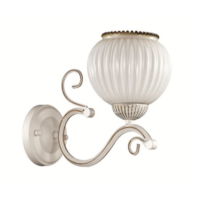 Настенный светильник бра Lumion 2855/1W EFETTA Настенный светильник бра Lumion 2855/1W EFETTAКлассика<br>Что нам известно о данной модели: Бра 2855/1W серии Efetta оформлена в классическом стиле. Светильник состоит из круглого стеклянного плафона молочного цвета и белой с золотой патиной арматуры. Классика форм и оттенков как нельзя лучше украсит любой интерьер. Цоколь E27. Мощность 1x60W. Нет ламп в комплекте.<br><br>Крепление: Настенное<br>Тип лампы: накаливания / энергосбережения / LED-светодиодная<br>Тип цоколя: E27<br>Количество ламп: 1<br>Ширина, мм: 180<br>MAX мощность ламп, Вт: 60<br>Диаметр, мм мм: 290<br>Длина, мм: 290<br>Высота, мм: 195<br>Цвет арматуры: белый с патиной