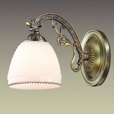 Светильник настенный бра Odeon light 2868/1W MASALA Светильник настенный бра Odeon light 2868/1W MASALAКлассика<br>В данном разделе интернет-магазина Светодом Вы сможете купить для освещения дома грациозную модель - Бра 2868/1W серии Masala выполнена в классическом стиле. Бра состоит из белого стекла и арматуры цвета бронза изящно закрученной в канделябр. Сдержанный дизайн и простота линий гармонично сочитаются в интерьере. Цоколь Е14. Мощность 1х40W. Нет ламп в комплекте.<br><br>Тип лампы: Накаливания / энергосбережения / светодиодная<br>Тип цоколя: E14<br>Количество ламп: 1<br>Ширина, мм: 140<br>MAX мощность ламп, Вт: 40<br>Расстояние от стены, мм: 290<br>Высота, мм: 190<br>Оттенок (цвет): бронзовый<br>Цвет арматуры: бронзовый
