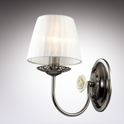 Светильник настенный бра Odeon light 2933/1W BRESANO Светильник настенный бра Odeon light 2933/1W BRESANOКлассика<br>В данном разделе интернет-магазина Светодом Вы сможете купить для освещения дома грациозную модель - Бра 2933/1W серии Bresano выполнена в цвете темный хром. Абажур из светлой органзы, декоративный элемент в виде керамической розы. Цоколь Е14. Мощность 1х40W. Нет ламп в комплекте.<br><br>Тип лампы: Накаливания / энергосбережения / светодиодная<br>Тип цоколя: E14<br>Количество ламп: 1<br>Ширина, мм: 150<br>MAX мощность ламп, Вт: 40<br>Высота, мм: 260<br>Оттенок (цвет): темный хром