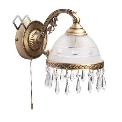 Светильник настенный бра Mw light 295026101 Ангел Светильник настенный бра Mw light 295026101 АнгелКлассические<br>Описание модели 295026101: Образец безупречности форм, декора и цветового решения – это, несомненно, бра из коллекции «Ангел». Его парадный, торжественный стиль невозможно оставить без внимания: царски изогнутый рожок венчается плафоном, направленными вниз в виде античной чаши. Выполненный из матового стекла и декорированный металлической каймой из латуни с орнаментальным рисунком, он гармонично сочетаются с основанием из латуни, благодаря чему создается аристократичный, солидный дуэт, способный при этом, освежить и оживить обстановку. Особый шик этой модели придают крупные ромбовидные хрустальные подвески, выполненные из хрусталя высочайшего качества, что еще раз подчеркивает подлинную роскошь этого бра. Рекомендуемая площадь освещения порядка 3 кв.м.<br><br>S освещ. до, м2: 3<br>Тип лампы: накаливания / энергосбережения / LED-светодиодная<br>Тип цоколя: E27<br>Количество ламп: 1<br>Ширина, мм: 240<br>MAX мощность ламп, Вт: 60<br>Длина, мм: 160<br>Высота, мм: 230<br>Поверхность арматуры: глянцевый<br>Цвет арматуры: латунь<br>Общая мощность, Вт: 60
