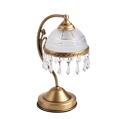 Настольная лампа Mw light 295036701 Ангел Настольная лампа Mw light 295036701 АнгелКлассические<br>Описание модели 295036701: Образец безупречности форм, декора и цветового решения – это, несомненно, настольная лампа из коллекции «Ангел». Ее парадный, торжественный стиль невозможно оставить без внимания: царски изогнутый рожок венчается плафоном, направленными вниз в виде античной чаши. Выполненный из матового стекла и декорированный металлической каймой из латуни с орнаментальным рисунком, он гармонично сочетаются с основанием из латуни, благодаря чему создается аристократичный, солидный дуэт, способный при этом, освежить и оживить обстановку. Особый шик этой модели придают крупные ромбовидные хрустальные подвески, выполненные из хрусталя высочайшего качества, что еще раз подчеркивает подлинную роскошь этой настольной лампы. Рекомендуемая площадь освещения порядка 3 кв.м.<br><br>S освещ. до, м2: 3<br>Тип лампы: накал-я - энергосбер-я<br>Тип цоколя: E27<br>Количество ламп: 1<br>Ширина, мм: 160<br>MAX мощность ламп, Вт: 60<br>Длина, мм: 200<br>Высота, мм: 340<br>Поверхность арматуры: глянцевый<br>Цвет арматуры: латунь<br>Общая мощность, Вт: 60