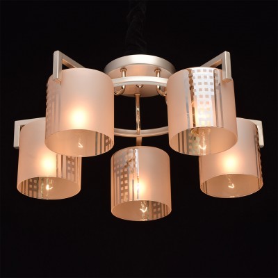 Светильник De Markt 673011805 Светильник De Markt 673011805Потолочные<br>673011805 - это Люстра из коллекции Тетро - - это строгий вкус, продуманные детали и элегантность. Она прекрасно подойдёт к современному интерьеру. Матовое металлическое основание оригинального цвета перламутрового золота дополнено глянцевыми рожками цвета французского золота. Геометрически точная форма рожка подчеркнута цилиндрическими стеклянными плафонами, мягкий бежевый цвет которых привнесет уют в обстановку, а затейливый графический рисунок разнообразит её.<br><br>S освещ. до, м2: 15<br>Тип лампы: накаливания / энергосбережения / LED-светодиодная<br>Тип цоколя: E27<br>Количество ламп: 5<br>MAX мощность ламп, Вт: 60<br>Диаметр, мм мм: 520<br>Высота, мм: 230