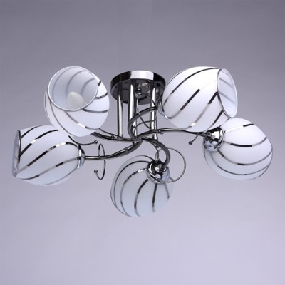 Люстра De markt 677011205 Грация Люстра De markt 677011205 ГрацияПотолочные<br>Компания «Светодом» предлагает широкий ассортимент люстр от известных производителей. Представленные в нашем каталоге товары выполнены из современных материалов и обладают отличным качеством. Благодаря широкому ассортименту Вы сможете найти у нас люстру под любой интерьер. Мы предлагаем как классические варианты, так и современные модели, отличающиеся лаконичностью и простотой форм. Стильная люстра De Markt 677011205 станет украшением любого дома. Эта модель от известного производителя не оставит равнодушным ценителей красивых и оригинальных предметов интерьера. Люстра De Markt 677011205 обеспечит равномерное распределение света по всей комнате. При выборе обратите внимание на характеристики, позволяющие приобрести наиболее подходящую модель. Купить понравившуюся люстру по доступной цене Вы можете в интернет-магазине «Светодом». Мы предлагаем доставку не только по Москве и Екатеринбурге, но и по всей России.<br><br>Установка на натяжной потолок: Ограничено<br>S освещ. до, м2: 15<br>Крепление: Планка<br>Тип лампы: Накаливания / энергосбережения / светодиодная<br>Тип цоколя: E14<br>Количество ламп: 5<br>MAX мощность ламп, Вт: 60<br>Диаметр, мм мм: 600<br>Высота, мм: 200<br>Цвет арматуры: серебристый