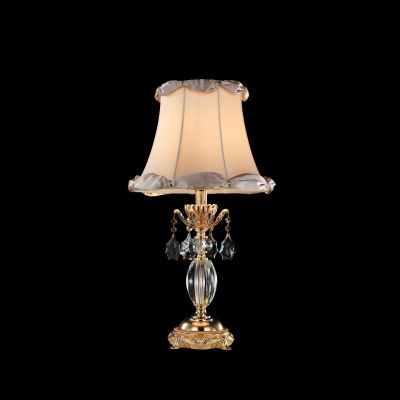 Lightstar FIOCCO 701911 Настольная лампа Lightstar FIOCCO 701911 Настольная лампаС абажуром<br>Настольная лампа – это не просто источник дополнительного освещения, но и оригинальный элемент декора. Его можно установить в спальне, гостиной, кабинете и других комнатах. Интернет-магазин «Светодом» предлагает настольные лампы разных стилей по доступным ценам. Благодаря большому ассортименту Вы обязательно найдете в нашем каталоге именно ту модель, которую искали. Настольная лампа Lightstar 701911 – прекрасный вариант для завершения интерьера. Ее можно включить одновременно с люстрой для более яркого освещения или без нее для создания уютной атмосферы, настраивающей на отдых. Купить настольную лампу Lightstar 701911 Вы можете с помощью виртуальной «Корзины» или по контактным номерам, указанным на сайте.<br><br>S освещ. до, м2: 2<br>Тип лампы: накаливания/энергосберегающие<br>Тип цоколя: E14<br>Цвет арматуры: золотой<br>Количество ламп: 1<br>Диаметр, мм мм: 330<br>Размеры: H 620 D 330<br>Высота, мм: 620<br>Оттенок (цвет): белый<br>MAX мощность ламп, Вт: 40