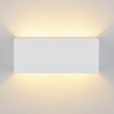 Lightstar FIUME 810616 Светильник Lightstar FIUME 810616 СветильникДлинные<br>Настенно-потолочные светильники – это универсальные осветительные варианты, которые подходят для вертикального и горизонтального монтажа. В интернет-магазине «Светодом» Вы можете приобрести подобные модели по выгодной стоимости. В нашем каталоге представлены как бюджетные варианты, так и эксклюзивные изделия от производителей, которые уже давно заслужили доверие дизайнеров и простых покупателей. Настенно-потолочный светильник Lightstar 810616 станет прекрасным дополнением к основному освещению. Благодаря качественному исполнению и применению современных технологий при производстве эта модель будет радовать Вас своим привлекательным внешним видом долгое время. Приобрести настенно-потолочный светильник Lightstar 810616 можно, находясь в любой точке России. Компания «Светодом» осуществляет доставку заказов не только по Москве и Екатеринбургу, но и в остальные города.<br><br>S освещ. до, м2: 4<br>Тип лампы: LED<br>MAX мощность ламп, Вт: 10