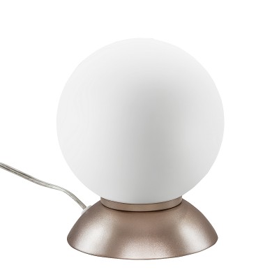 Настольная лампа Lightstar 813913 GLOBO Настольная лампа Lightstar 813913 GLOBOВ виде шара<br>Настольная лампа – это не просто источник дополнительного освещения, но и оригинальный элемент декора. Его можно установить в спальне, гостиной, кабинете и других комнатах. Интернет-магазин «Светодом» предлагает настольные лампы разных стилей по доступным ценам. Благодаря большому ассортименту Вы обязательно найдете в нашем каталоге именно ту модель, которую искали. <br> Настольная лампа Lightstar 813913 – прекрасный вариант для завершения интерьера. Ее можно включить одновременно с люстрой для более яркого освещения или без нее для создания уютной атмосферы, настраивающей на отдых. <br> Купить настольную лампу Lightstar 813913 Вы можете с помощью виртуальной «Корзины» или по контактным номерам, указанным на сайте.<br><br>Тип цоколя: E14<br>Количество ламп: 1<br>MAX мощность ламп, Вт: 40<br>Диаметр, мм мм: 150<br>Высота, мм: 200