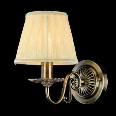 Светильник бра Maytoni ARM011-01-R Battista Светильник бра Maytoni ARM011-01-R BattistaКлассические<br><br><br>Тип лампы: накаливания / энергосбережения / LED-светодиодная<br>Тип цоколя: E14<br>Цвет арматуры: бронзовый<br>Количество ламп: 1<br>Диаметр, мм мм: 160<br>Высота, мм: 230<br>MAX мощность ламп, Вт: 40