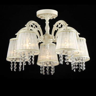 Люстра Maytoni ARM020-05-W Elegant 18 Люстра Maytoni ARM020-05-W Elegant 18Потолочные<br>Мощное пятиплафонное изделие представлено в нашем магазине по невероятно демократичной цене, которая является одним из преимуществ хрустальной люстры Maytoni Elegant ARM020-05-W, наделенной высоким немецким качеством и стильным дизайном. Для своего нового изделия дизайнеры Maytoni выбрали стиль роскоши, барокко. Нежный оттенок слоновая кость лишь усиливает эффект аристократичности хрустальной люстры, конструкцию которой можно рассмотреть на фото. Светильник от Майтони наделен надежным рельефным подвесом. Изящные изогнутые ножки удерживают плафоны, выполненные в форме традиционных текстильных абажуров. Хрустальные цепочки из страз отлично вписываются в общую концепцию изделия, придавая ему лаконичность, законченность. Напоминаем о том, что комплект подходящих ламп не вошел в данную поставку, поэтому купить их необходимо за отдельную стоимость.<br><br>Установка на натяжной потолок: Да<br>S освещ. до, м2: 20<br>Крепление: планка<br>Тип лампы: накаливания / энергосбережения / LED-светодиодная<br>Тип цоколя: E14<br>Количество ламп: 5<br>MAX мощность ламп, Вт: 60<br>Диаметр, мм мм: 620<br>Высота, мм: 360<br>Цвет арматуры: белый с золотистой патиной
