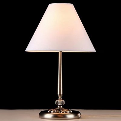 Светильник настольный Maytoni ARM095-00-N Classic 13 Светильник настольный Maytoni ARM095-00-N Classic 13Современные<br>При желании украсить свой кабинет дополнительным элементом следует обратить внимание на настольную лампу Maytoni Classic 13 ARM095-00-N. Выполненная в стиле ампир, она изящно впишется в любой интерьер. На фото видно основание, патинированное в цвет темного старого никеля, которое очень гармонично сочетается с абажуром, обтянутым белой тканью. Для работы конструкции следует купить одну лампочку на 60 Ватт, так как она не входит в стоимость товара. Высота лампы Maytoni составляет 470 миллиметров. Чтобы<br><br>S освещ. до, м2: 4<br>Тип товара: Настольная лампа<br>Тип лампы: накаливания / энергосбережения / LED-светодиодная<br>Тип цоколя: E27<br>Количество ламп: 1<br>MAX мощность ламп, Вт: 60<br>Диаметр, мм мм: 300<br>Высота, мм: 470<br>Цвет арматуры: серый