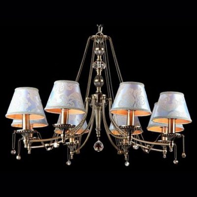 Люстра Maytoni ARM098-08-R Classic 13 Люстра Maytoni ARM098-08-R Classic 13Подвесные<br>Опутанная многочисленными декоративными нитями бронзового цвета, подвесная люстра от компании Майтони, будет прекрасно украшать крупногабаритную комнату, чей интерьер выполнен в классическом стиле или стиле ампир. Взгляните на фото подвесной люстры Maytoni ARM098-08-R, и вы заметите, что ее каркас украшен еще и хрустальными подвесками, по нескольку штук под каждым плафоном. Изумительно оформленный каркас подвесной люстры может быть закреплен под потолком при помощи арматурного крючка, стоимость которого вошла в указанную фирмой Maytoni цену. А вот восемь лампочек вам придется купить дополнительно.<br><br>Установка на натяжной потолок: Да<br>S освещ. до, м2: 32<br>Крепление: Крюк<br>Тип лампы: накаливания / энергосбережения / LED-светодиодная<br>Тип цоколя: E14<br>Количество ламп: 8<br>MAX мощность ламп, Вт: 60<br>Диаметр, мм мм: 810<br>Длина цепи/провода, мм: 400<br>Высота, мм: 540<br>Цвет арматуры: бронзовый