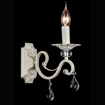 Светильник Maytoni ARM247-01-G Elegant 3 Светильник Maytoni ARM247-01-G Elegant 3Классические<br>Предлагаем вашему вниманию удивительно красивое хрустальное бра от компании Maytoni. Как вы можете видеть на фото, каждая деталь изделия восхищает, завораживает и приковывает взгляд. Хрустальное бра Maytoni Elegant ARM247-01-G сделано по типу старинного подсвечника. Металлическая арматура цвета кремового золота содержит небольшие потертости, что только подчеркивает эффект благородной старины. Для работы бра вам поднадбитая одна лампочка под названием «свеча на ветру». Этот дизайн делает устройство от Майтони полностью завершенным и гармоничным. Несмотря на непревзойденную красоту, стоимость изделия находится в доступной ценовой категории. Поэтому ваша покупка будет выгодной и приятной.<br><br>S освещ. до, м2: 4<br>Крепление: монтажная пластина<br>Тип лампы: накаливания / энергосбережения / LED-светодиодная<br>Тип цоколя: E14<br>Количество ламп: 1<br>Ширина, мм: 140<br>MAX мощность ламп, Вт: 60<br>Высота, мм: 390<br>Цвет арматуры: белый с золотистой патиной