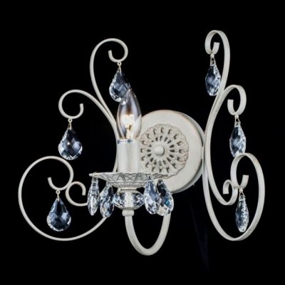 Светильник бра Maytoni ARM271-01-R Elegant 8 Светильник бра Maytoni ARM271-01-R Elegant 8Модерн<br>Широкий ассортимент хрустальных бра, созданных компанией Майтони, пополнился экспонатами новой коллекции Elegant. На фото вы можете увидеть хрустальное бра Maytoni Elegant ARM271-01-R, которое по доступной цене вы можете купить прямо сейчас. Оригинальный дизайн прибора от Maytoni отличается светлым кремовым цветом узорной арматуры и присутствием на ней нескольких хрустальных подвесок. Каждая из них в разы увеличивает излучаемый свет от одной лампочки, которая служит свечкой-плафоном. Она, кстати, не была заранее включена в стоимость данного комплекта.<br><br>S освещ. до, м2: 4<br>Крепление: монтажная пластина<br>Тип лампы: накаливания / энергосбережения / LED-светодиодная<br>Тип цоколя: E14<br>Количество ламп: 1<br>Ширина, мм: 350<br>MAX мощность ламп, Вт: 60<br>Высота, мм: 320<br>Цвет арматуры: белый с золотистой патиной