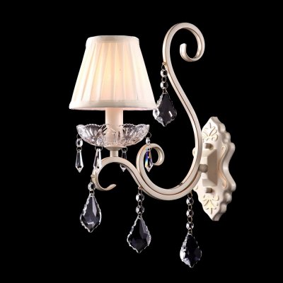 Светильник Maytoni ARM288-01-G Elegant 7 Светильник Maytoni ARM288-01-G Elegant 7Современные<br>Немецкая компания Maytoni, производящая светотехнику, предлагает вам купить очередную свою новинку, хрустальное бра Maytoni Elegant ARM288-01-G, изображенное на фото. Данный прибор отличается весьма оригинальными формами, выраженными в извилистых линиях металлического каркаса хрустального бра, и в его нежнейшем цветовом решении «кремовое золото». Компактный прибор от Майтони украшен несколькими хрустальными подвесками, а также декоративной чашей, расположенной прямо под белым плафоном из органзы. Приемлемая цена комплекта лишний раз убедит вас в необходимости скорейшего его заказа, даже несмотря на то, что лампочка не вошла в итоговую стоимость.<br><br>S освещ. до, м2: 4<br>Крепление: монтажная пластина<br>Тип лампы: накаливания / энергосбережения / LED-светодиодная<br>Тип цоколя: E14<br>Цвет арматуры: белый с золотистой патиной<br>Количество ламп: 1<br>Ширина, мм: 300<br>Высота, мм: 420<br>MAX мощность ламп, Вт: 60