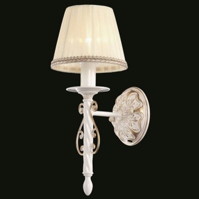 Светильник бра Maytoni ARM290-01-G Elegant 29 Светильник бра Maytoni ARM290-01-G Elegant 29Классика<br>Стиль ампир в интерьере является продолжателем классического стиля и характеризуется меньшей строгостью. Бра Maytoni Elegant 29 ARM290-01-G изготовлено с величием и выдержанностью присущими этому стилю. Богатство основания белого цвета с золотым декором уравновешивается нежностью кремового абажура. На фото просматривается роскошность, но, в то же время, упорядоченная элегантность деталей бра Майтони. Бра рассчитано на использование одной лампы и крепится к стене на монтажную пластину. Фирма Maytoni производит высококачественные изделия по доступной цене. Стоимость товаров этой фирмы позволяет каждому желающему купить бра и найти свой стиль в интерьере.<br><br>S освещ. до, м2: 2<br>Тип лампы: накаливания / энергосбережения / LED-светодиодная<br>Тип цоколя: E14<br>Количество ламп: 1<br>Ширина, мм: 150<br>MAX мощность ламп, Вт: 40<br>Высота, мм: 360<br>Цвет арматуры: белый с золотистой патиной