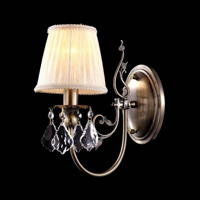 Светильник бра Maytoni ARM301-01-R Classic 1 Светильник бра Maytoni ARM301-01-R Classic 1Модерн<br>Современные черты хрустального бра от компании Майтони успешно декорированы несколькими крупными хрустальными подвесками и коваными элементами, окружающими металлический каркас хрустального бра Maytoni Elegant ARM301-01-R. Его текстильный плафон отличается светлым, практически прозрачным цветом, при помощи которого создается довольно-таки удачный контраст по отношению к темной бронзе арматуры. Это контрастное и, вместе с тем, гармоничное сочетание вы можете увидеть на фото. Купив этот комплект от фирмы Maytoni, не забудьте о дополнительном заказе одной лампочки, цена которой не была заранее включена в итоговую стоимость.<br><br>S освещ. до, м2: 4<br>Крепление: монтажная пластина<br>Тип лампы: накаливания / энергосбережения / LED-светодиодная<br>Тип цоколя: E14<br>Количество ламп: 1<br>Ширина, мм: 280<br>MAX мощность ламп, Вт: 60<br>Высота, мм: 310<br>Цвет арматуры: бронзовый