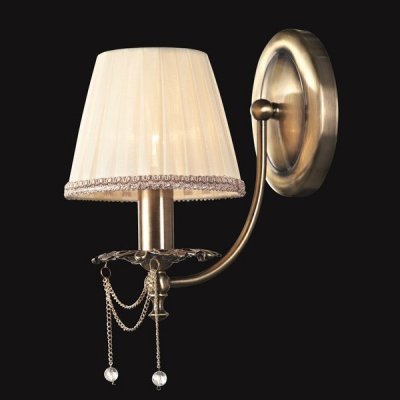 Светильник Maytoni ARM305-01-R Royal Classic 1 Светильник Maytoni ARM305-01-R Royal Classic 1Классика<br>Наш интернет-магазин рад предложить вам оригинальное бра от немецкого производителя Майтони. Из чего состоит бра Maytoni Royal Classic ARM305-01-R? Как видно на фото, в конструкцию изделия входит крупный тканевый плафон белого цвета, украшенный изящной, ажурной каймой. Достаточно толстая ножка бра Maytoni выполнена из металла бронзового цвета и установлена на декоративную подставку. Интересный момент: данное бра недорогой стоимости изящно оформлено цепочкой с двумя хрустальными шариками. Для оформления этой покупки по указанной цене свяжитесь с нашими менеджерами или заполните заявку на сайте.<br><br>S освещ. до, м2: 4<br>Крепление: монтажная пластина<br>Тип лампы: накаливания / энергосбережения / LED-светодиодная<br>Тип цоколя: E14<br>Количество ламп: 1<br>Ширина, мм: 150<br>MAX мощность ламп, Вт: 60<br>Высота, мм: 300<br>Цвет арматуры: бронзовый