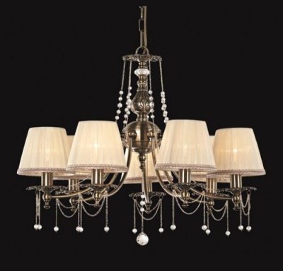 Люстра Maytoni ARM305-07-R Royal Classic 1 Люстра Maytoni ARM305-07-R Royal Classic 1Подвесные<br>Посмотрев на фото этой хрустальной люстры от Майтони, вы откроете для себя восхитительную осветительную конструкцию. Данную модель лучше всего использовать в гостиной, поскольку ее габариты довольно внушительны. В состав хрустальной люстры Maytoni Royal Classic ARM305-07-R входит семь текстильных плафонов. Их светлый цвет отличено гармонирует с бронзовым цветом арматуры. Надо сказать, буквально каждая деталь люстры от Maytoni представляет собой декоративную ценность. Это и тканевые изящные плафоны, и их бронзовые штативы, установленные по типу свечи в подсвечнике. И центральна фигурная штанга, и обилие металлических цепочек с крупными хрустальными бусинами. Как видите, купив это устройство по объективной стоимости, вы весьма достойно украсите свое жилище.<br><br>Установка на натяжной потолок: Да<br>S освещ. до, м2: 28<br>Крепление: Крюк<br>Тип товара: Люстра<br>Скидка, %: 16<br>Тип лампы: накаливания / энергосбережения / LED-светодиодная<br>Тип цоколя: E14<br>Количество ламп: 7<br>MAX мощность ламп, Вт: 60<br>Диаметр, мм мм: 750<br>Длина цепи/провода, мм: 600<br>Высота, мм: 570<br>Цвет арматуры: бронзовый