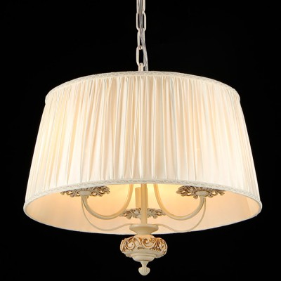 Люстра Maytoni ARM326-55-W Elegant 20 Люстра Maytoni ARM326-55-W Elegant 20Подвесные<br>Изображенная на фотографии подвесная люстра Maytoni Elegant ARM326-55-W имеет один большой плафон из бежевой ткани, в котором скрыты пять лампочек мощностью 60 ватт каждая. Удерживается плафон конструкцией из металлической арматуры цвета слоновой кости. Невысокая цена светильника фирмы Майтони, а также два года гарантии делают подвесную люстру желанной покупкой. Однако необходимо не забыть купить к светильнику отдельно лампочки, так как они не входят в стоимость товара. Бренд Maytoni гарантирует высокое качество сборки товара и его надёжность в работе.<br><br>Установка на натяжной потолок: Да<br>S освещ. до, м2: 20<br>Крепление: Крюк<br>Тип лампы: накаливания / энергосбережения / LED-светодиодная<br>Тип цоколя: E14<br>Количество ламп: 5<br>MAX мощность ламп, Вт: 40<br>Диаметр, мм мм: 500<br>Длина цепи/провода, мм: 400<br>Высота, мм: 420<br>Цвет арматуры: бежевый