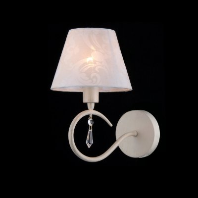 Светильник Maytoni ARM334-01-W ARM334 Светильник Maytoni ARM334-01-W ARM334Классика<br><br><br>S освещ. до, м2: 2<br>Тип лампы: накаливания / энергосбережения / LED-светодиодная<br>Тип цоколя: E14<br>Количество ламп: 1<br>Ширина, мм: 120<br>MAX мощность ламп, Вт: 40<br>Расстояние от стены, мм: 150<br>Высота, мм: 250<br>Цвет арматуры: белый с золотистой патиной