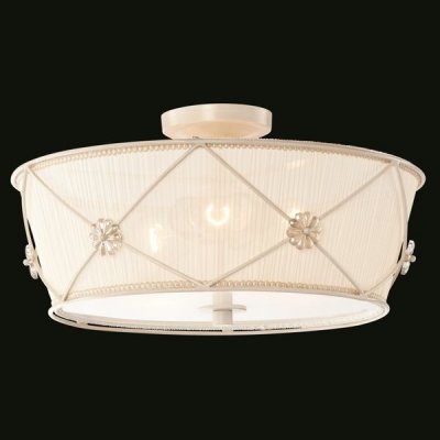 Люстра Maytoni ARM369-03-G Elegant 37 Люстра Maytoni ARM369-03-G Elegant 37Потолочные<br>Красота уникального осветительного прибора, выполненного конструкторами Maytoni в помпезном стиле барокко, поражает с первого взгляда на фото люстры на штанге, отличающейся приемлемой, лояльной ценой. Изделие совмещает высокое качество товара и изысканную внешность, которая делает люстру на штанге Maytoni ARM369-03-G уместной для традиционного интерьера. Прибор от Майтони рассчитан на три лампы с цоколем E27, купить которые необходимо по отдельной стоимости. Тонкий плиссированный текстиль пастельного оттенка натянут на металлический каркас нежного цвета белое золото. Плафон украшен флористическими элементами, которые придают прибору гармоничный, законченный вид.<br><br>Установка на натяжной потолок: Да<br>S освещ. до, м2: 12<br>Крепление: Планка<br>Тип лампы: накаливания / энергосбережения / LED-светодиодная<br>Тип цоколя: E27<br>Количество ламп: 3<br>MAX мощность ламп, Вт: 60<br>Диаметр, мм мм: 450<br>Длина цепи/провода, мм: 400<br>Высота, мм: 230<br>Цвет арматуры: белый с золотистой патиной