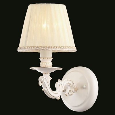 Светильник бра Maytoni ARM376-01-W Elegant 24 Светильник бра Maytoni ARM376-01-W Elegant 24Классические<br>Предлагаем вашему вниманию невероятно красивое бра от немецкой компании Maytoni. Изделие состоит из достаточно крупного плафона, обтянутого текстилем и украшенного оригинальной каймой. Установлен плафон на изящной подставке, выполненной в стиле подсвечника. Особенно красива в бра Maytoni ARM376-01-W штанга. Как видно на фото, она оформлена превосходным декором в виде благородной лепнины. Для работы этой модели вам понадобится одна лампочка. Поскольку в цену изделия она не включена, вам надо будет купить ее дополнительно. Бра от Майтони ? это изысканный стиль, высокое качество освещения и разумная стоимость.<br><br>S освещ. до, м2: 2<br>Тип лампы: накаливания / энергосбережения / LED-светодиодная<br>Тип цоколя: E14<br>Количество ламп: 1<br>MAX мощность ламп, Вт: 40<br>Диаметр, мм мм: 150<br>Высота, мм: 280<br>Цвет арматуры: белый с золотистой патиной