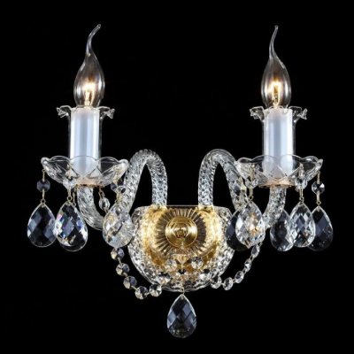 Светильник Maytoni ARM907-02-G Monogram 3 Светильник Maytoni ARM907-02-G Monogram 3Хрустальные<br>Компания Maytoni представляет вашему вниманию оригинальное и роскошное хрустальное бра. Как видно на фото, хрустальное бра Maytoni Diamant Crystal ARM907-02-G выполнено в классическом стиле и прекрасно подойдет для оформления спальной комнаты, гостиной, прихожей, кабинета. Купить этот прибор от Майтони можно и в некоторые другие комнаты, подходящие по стилю. Выполнено оно в стиле, едином для данной коллекции световых приборов: металлический изогнутый каркас, золотистый элемент на монтажной пластине, и, конечно же, плафоны вида свеча на ветру, украшенные крупными каплями хрусталя. Обратите внимание на стоимость прибора – она достаточно низкая для шикарной люстры такого класса, и позволит вам не задумываясь дополнить ваш интерьер этим ценным приобретением.<br><br>S освещ. до, м2: 8<br>Крепление: монтажная пластина<br>Тип лампы: накаливания / энергосбережения / LED-светодиодная<br>Тип цоколя: E14<br>Количество ламп: 2<br>Ширина, мм: 370<br>MAX мощность ламп, Вт: 60<br>Высота, мм: 240<br>Цвет арматуры: золотой