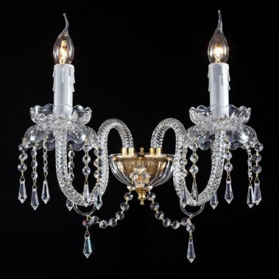Светильник Maytoni ARM910-02-G Monogram 4 Светильник Maytoni ARM910-02-G Monogram 4Хрустальные<br>Шикарный дизайн хрустального бра Maytoni Diamant Crystal ARM910-02-G позволяет ему не только прекрасно справляться со своими прямыми задачами – освещением комнаты, но и прекрасно служить в качестве декоративного аксессуара, как видно на фото. Убедиться в универсальности этого прибора вы сможете, если решите купить светильник, разработанный фирмой Майтони, которая уже давно и стабильно зарекомендовала себя на рынке осветительных приборов. Хрустальное бра представляет собой два плафона типа свеча на ветру, укрепленные на паре рельефных держателей, располагающихся по разные стороны от крепежной арматуры. Она, как и в других изделиях этой коллекции, выкрашена в золотой цвет и прекрасно гармонирует с хрустальными подвесками. Некоторые могут подумать, что наличие последних может серьезно сказаться на цене комплекта. Но это мнение ошибочно, так как продукт бренда Maytoni отличается средней стоимостью для этой линейки товаров.<br><br>S освещ. до, м2: 8<br>Крепление: монтажная пластина<br>Тип лампы: накаливания / энергосбережения / LED-светодиодная<br>Тип цоколя: E14<br>Количество ламп: 2<br>Ширина, мм: 350<br>MAX мощность ламп, Вт: 60<br>Высота, мм: 320<br>Цвет арматуры: золотой