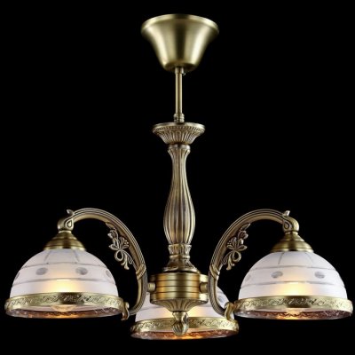 Люстра Maytoni CL1011-03-R Classic 8 Люстра Maytoni CL1011-03-R Classic 8Подвесные<br>Покупая новую квартиру или просто решив изменить уже имеющуюся, каждый человек повышенное внимание уделяет покупке мебели и интерьерных светильников, которых существует безмерное количество. Компания Maytoni занимается производством разного рода светильников отменного качества по разумным ценам. Ею выпускаются подвесные люстры самых разнообразных стилей. Подвесная люстра Maytoni Royal Classic CL1011-03-R поражает своей простотой, с одной стороны, а с другой, затейливостью орнаментов окантовки плафонов и основания. На фото можно досконально разглядеть всю ее прелесть и уютную миловидность. Стоимость люстры Майтони позволит купить ее любому знатоку качественной и мастерски произведенной продукции.<br><br>Установка на натяжной потолок: Да<br>S освещ. до, м2: 12<br>Крепление: Крюк<br>Тип лампы: накаливания / энергосбережения / LED-светодиодная<br>Тип цоколя: E27<br>Цвет арматуры: бронзовый<br>Количество ламп: 3<br>Диаметр, мм мм: 530<br>Длина цепи/провода, мм: 330<br>Высота, мм: 310<br>MAX мощность ламп, Вт: 60