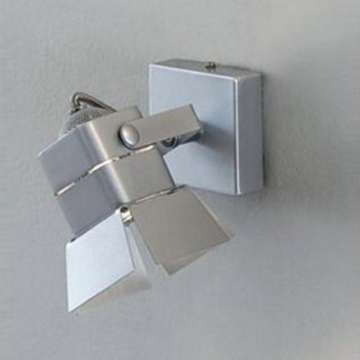 Citilux CL526511S Светильник поворотный спот Citilux CL526511S Светильник поворотный спотОдиночные<br>Светильники-споты – это оригинальные изделия с современным дизайном. Они позволяют не ограничивать свою фантазию при выборе освещения для интерьера. Такие модели обеспечивают достаточно качественный свет. Благодаря компактным размерам Вы можете использовать несколько спотов для одного помещения. Интернет-магазин «Светодом» предлагает необычный светильник-спот Citilux CL526511S по привлекательной цене. Эта модель станет отличным дополнением к люстре, выполненной в том же стиле. Перед оформлением заказа изучите характеристики изделия. Купить светильник-спот Citilux CL526511S в нашем онлайн-магазине Вы можете либо с помощью формы на сайте, либо по указанным выше телефонам. Обратите внимание, что у нас склады не только в Москве и Екатеринбурге, но и других городах России.<br><br>S освещ. до, м2: 3<br>Тип лампы: галогенная / LED-светодиодная<br>Тип цоколя: GU10<br>Количество ламп: 1<br>MAX мощность ламп, Вт: 50<br>Размеры: Основание 7х7см, Размер головки 8см<br>Высота, мм: 80<br>Поверхность арматуры: глянцевый<br>Цвет арматуры: серебристый