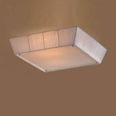 Citilux Кремовый CL914141 Светильник настенно-потолочный Citilux Кремовый CL914141 Светильник настенно-потолочныйКвадратные<br>Настенно потолочный светильник Citilux (Ситилюкс) CL914141 подходит как для установки в вертикальном положении - на стены, так и для установки в горизонтальном - на потолок. Для установки настенно потолочных светильников на натяжной потолок необходимо использовать светодиодные лампы LED, которые экономнее ламп Ильича (накаливания) в 10 раз, выделяют мало тепла и не дадут расплавиться Вашему потолку.<br><br>S освещ. до, м2: 20<br>Тип лампы: накаливания / энергосбережения / LED-светодиодная<br>Тип цоколя: E27<br>Количество ламп: 4<br>Ширина, мм: 550<br>MAX мощность ламп, Вт: 75<br>Размеры: Декоративный потолочный светильник, Габариты 55х55см, Высота 16см. Мягкий и яркий свет обеспечивается применением абажурного рассеивателя по боковой поверхности и стеклянного экрана снизу.<br>Высота, мм: 160<br>Поверхность арматуры: глянцевый<br>Цвет арматуры: серебристый