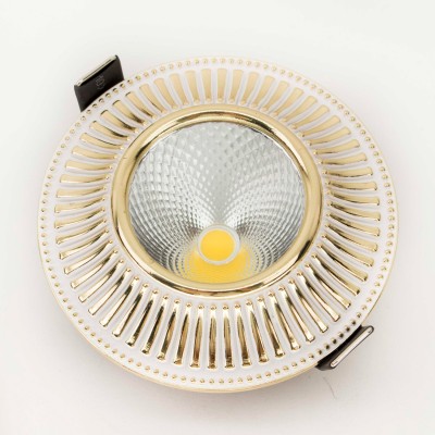 Citilux Дзета CLD042W2 Встраиваемый светильник Citilux Дзета CLD042W2 Встраиваемый светильникКруглые LED<br>Встраиваемые светильники – популярное осветительное оборудование, которое можно использовать в качестве основного источника или в дополнение к люстре. Они позволяют создать нужную атмосферу атмосферу и привнести в интерьер уют и комфорт. Интернет-магазин «Светодом» предлагает стильный встраиваемый светильник Citilux CLD042W2. Данная модель достаточно универсальна, поэтому подойдет практически под любой интерьер. Перед покупкой не забудьте ознакомиться с техническими параметрами, чтобы узнать тип цоколя, площадь освещения и другие важные характеристики. Приобрести встраиваемый светильник Citilux CLD042W2 в нашем онлайн-магазине Вы можете либо с помощью «Корзины», либо по контактным номерам. Мы развозим заказы по Москве, Екатеринбургу и остальным российским городам.<br><br>Цветовая t, К: 3000K<br>Тип лампы: LED-светодиодная<br>Тип цоколя: LED<br>Количество ламп: 1<br>MAX мощность ламп, Вт: 7<br>Диаметр, мм мм: 98<br>Диаметр врезного отверстия, мм: 80<br>Высота, мм: 16<br>Цвет арматуры: Белый/Золото