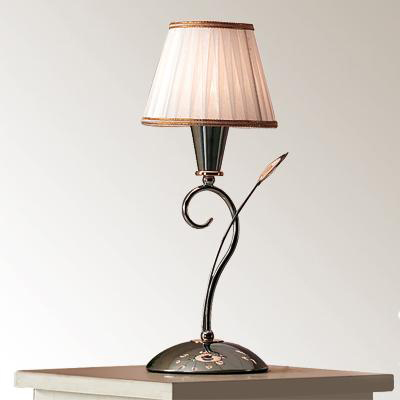 Citilux Афродита CL405811 Настольная лампа Citilux Афродита CL405811 Настольная лампаКлассические<br>Настольная лампа Citilux CL405811 Афродита – прекрасное дополнение к световому оформлению «классического» интерьера. Утонченное сочетание трапециевидного тканевого плафона кремового оттенка с золотыми лентами по периметру, металлической арматуры и «спокойных» декоративных элементов создает привлекательный образ, наполненный нежной красотой и очарованием. Лампа подключается в считанные секунды, не требуя никакого специального монтажа, а при необходимости ее легко можно перенести в любое другое место. В комплекте с другими светильниками из этой же серии – люстрой, несколькими бра и торшером, лампа создаст в комнате уютную, полную спокойствия и положительной энергетики, атмосферу и придаст интерьеру законченный и совершенный вид.<br><br>S освещ. до, м2: 2<br>Тип лампы: накал-я - энергосбер-я<br>Тип цоколя: E14<br>Количество ламп: 1<br>MAX мощность ламп, Вт: 40<br>Диаметр, мм мм: 150<br>Размеры: Высота 38см, Диаметр 15см, Выключатель на сетевом шнуре, Абажуры светло-кремовые с золотой лентой.<br>Высота, мм: 380<br>Поверхность арматуры: глянцевый<br>Оттенок (цвет): бежевый<br>Цвет арматуры: серебристый хром