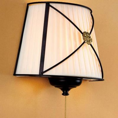 Citilux Дрезден CL409321 Светильник настенный бра Citilux Дрезден CL409321 Светильник настенный браРустика<br>Великолепное сочетание материалов, оттенков и оригинальная, стильная конструкция делают настенный светильник Citilux CL409321 Дрезден желанным приобретением для всех, кто предпочитает красивые и запоминающиеся предметы интерьера! Трапециевидный плафон выполнен из органзы бежевого оттенка и «облачен» в черный «каркас». Такое дизайнерское решение сделало бра изысканным и эффектным. Освещение получается «мягким» и приятным для зрения, поэтому светильник можно использовать даже в качестве ночника. Наиболее подходящий интерьер для такого источника света – это «рустика», где основным «мотивом» является совмещение «грубой», «простой» и «нежной», изящной формы и цветовой палитры. Рекомендуем Вам приобретать бра в комплекте из нескольких экземпляров и люстрой из этой же серии для создания «единого» пространства комнаты.<br><br>S освещ. до, м2: 5<br>Крепление: настенное<br>Тип товара: Светильник настенный бра<br>Тип лампы: накаливания / энергосбережения / LED-светодиодная<br>Тип цоколя: E14<br>Количество ламп: 2<br>Ширина, мм: 280<br>MAX мощность ламп, Вт: 40<br>Размеры: Ширина 28см, Высота 24см, Глубина 15см, с выключателем<br>Расстояние от стены, мм: 150<br>Высота, мм: 240<br>Поверхность арматуры: матовый<br>Оттенок (цвет): бежевый<br>Цвет арматуры: коричневый