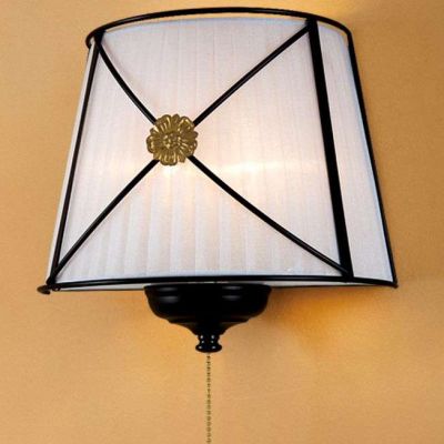 Citilux Дрезден CL409322 Светильник настенный бра Citilux Дрезден CL409322 Светильник настенный браРустика<br>Дополнить интерьер в стиле «рустика», создать световой акцент на части стены, подчеркнуть архитектурные особенности, выделить картину или зеркало Вам помогут настенные бра серии Citilux CL409322 Дрезден! Трапециевидная конструкция выполнена из органзы белого цвета и «облачена» в черный металлический «каркас». Такое «сочетание несочетаемого» сделало образ эффектным, броским и невероятно красивым. Освещение получается «мягким» и комфортным для зрения и достигает площади до 6 кв.м. Наиболее «выигрышно» и гармонично бра будет смотреться в комплекте из нескольких экземпляров и люстрой из этой же серии, а интерьер станет более «цельным» и уютным.<br><br>S освещ. до, м2: 5<br>Крепление: настенное<br>Тип лампы: накаливания / энергосбережения / LED-светодиодная<br>Тип цоколя: E14<br>Количество ламп: 2<br>Ширина, мм: 280<br>MAX мощность ламп, Вт: 40<br>Размеры: Ширина 28см, Высота 24см, Глубина 15см, с выключателем<br>Расстояние от стены, мм: 150<br>Высота, мм: 240<br>Поверхность арматуры: матовый<br>Оттенок (цвет): белый<br>Цвет арматуры: коричневый