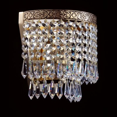 Светильник Maytoni D783-WB1-G Sfera Светильник Maytoni D783-WB1-G SferaХрустальные<br>Стильное бра от компании Maytoni выполнено в классическом стиле. Металлический каркас имеет рисунок в виде завитков и окрашен в золотой цвет. Бра Maytoni Diamant Crystal D783-WB1-G будет не только осветительным прибором вашего помещения, но и частью его интерьера. Посмотрев на представленное фото, вы увидите насколько красиво и со вкусом сделано данное изделие. Инженеры немецкой фирмы Майтони продумали каждую деталь, которая сделана из высококачественного материала. Перед приобретением данного прибора, вам необходимо будет купить одну лампочку с цоколем Е27, так как она не входит в стоимость товара. Купить этот светильник вы можете у нас по указанной цене.<br><br>S освещ. до, м2: 4<br>Тип лампы: накаливания / энергосбережения / LED-светодиодная<br>Тип цоколя: E27<br>Количество ламп: 1<br>Ширина, мм: 180<br>MAX мощность ламп, Вт: 60<br>Высота, мм: 210<br>Цвет арматуры: золотой