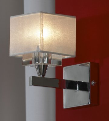 Светильник Lussole lsa-4501-01 Светильник Lussole lsa-4501-01Современные<br>«Строгие» геометрические формы, «минимализм» и отсутствие декоративных элементов делают настенный светильник Lussole lsa-4501-01 ярким образцом стилей «модерн» и «хай-тек» в интерьере. Квадратная конструкция плафона повторяется в креплении, что выглядит гармонично и эффектно. Использование в качестве материалов металла и стекла подчеркивает современный облик светильника, делая его «четким» и совершенным. Наиболее «выигрышно» бра смотрится в комплекте из нескольких экземпляров и люстрой из этой же серии, делая пространство комнаты «цельным», стильным и запоминающимся.<br><br>S освещ. до, м2: 3<br>Тип лампы: галогенная / LED-светодиодная<br>Тип цоколя: G9<br>Цвет арматуры: серебристый<br>Количество ламп: 1<br>Ширина, мм: 100<br>Длина, мм: 170<br>Высота, мм: 200<br>MAX мощность ламп, Вт: 40