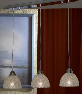 Люстра Lussole lsf-1606-03 Люстра Lussole lsf-1606-03Подвесные<br>Подвесной светильник Lussole lsf-1606-03 по праву займет центральное место в комнате и будет являться основополагающим предметом интерьера – в нем удачно сочетается современная «минималистичная» конструкция и изящные, эффектные плафоны в стиле «тиффани»! Лучи, проникая через стеклянные «кусочки», «дробятся» и создают красивое, «искристое» освещение на площади до 12 кв.м. «Вытянутая» форма особенно выигрышно будет смотреться над похожими предметами, например, кроватью, барной стойкой или прямоугольным столом. Рекомендуем Вам использовать светильник совместно с комплектом настенных бра из этой же серии, тогда интерьер будет выглядеть «законченным» и совершенным, как будто над ним поработал профессиональный дизайнер.<br><br>Установка на натяжной потолок: Да<br>S освещ. до, м2: 12<br>Крепление: Планка<br>Тип лампы: накаливания / энергосбережения / LED-светодиодная<br>Тип цоколя: E27<br>Количество ламп: 3<br>Ширина, мм: 150<br>MAX мощность ламп, Вт: 60<br>Длина, мм: 650<br>Высота, мм: 950<br>Цвет арматуры: серебристый