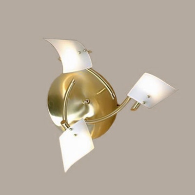 Люстра Lussole LSL-1309-03 Dragoni золото Люстра Lussole LSL-1309-03 Dragoni золотоПоворотные<br>Современный дизайн порой требует обязательного сочетания практичности и эстетики. Остановите свой выбор на лаконично исполненной люстре серии Dragoni! В ней сочетаются практичный минимализм, удобство крепления конструкции, мягко изогнутые линии белоснежных плафонов, возможность использования в помещениях любого размера и колорита. А мы, в свою очередь, подарим доставку.<br><br>Установка на натяжной потолок: Ограничено<br>S освещ. до, м2: 8<br>Крепление: Планка<br>Тип лампы: галогенная / LED-светодиодная<br>Тип цоколя: G9<br>Количество ламп: 3<br>MAX мощность ламп, Вт: 40<br>Диаметр, мм мм: 400<br>Расстояние от стены, мм: 170<br>Оттенок (цвет): белый<br>Цвет арматуры: золотой